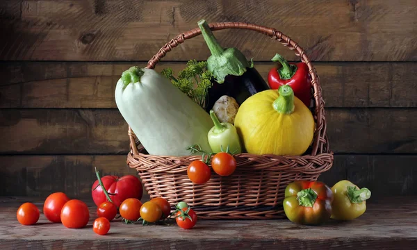 Frisches Gemüse auf dem Tisch. Stillleben im rustikalen Stil. — Stockfoto