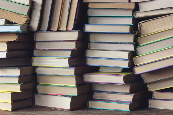 Taustaa kirjoista. Kirjat hyllyllä . — kuvapankkivalokuva