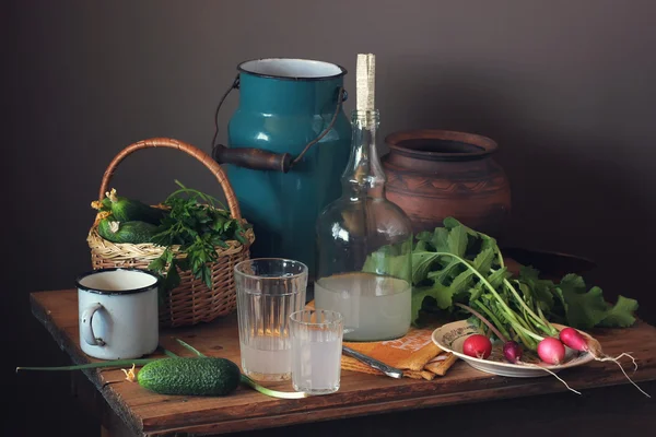 Stillleben mit Mondschein, Rettich und frischen Gurken. — Stockfoto