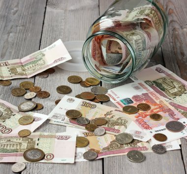Cam ve ahşap zemin üzerinde Rus parası.