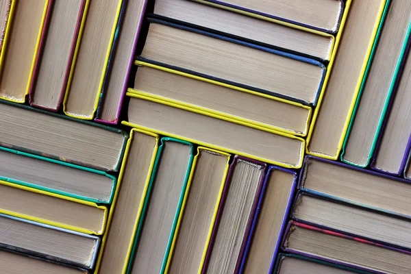 Na tle książek z okładek kolorowych. — Zdjęcie stockowe