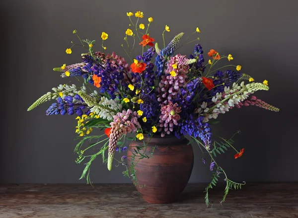 Bukett av Lupin och smörblommor. — Stockfoto