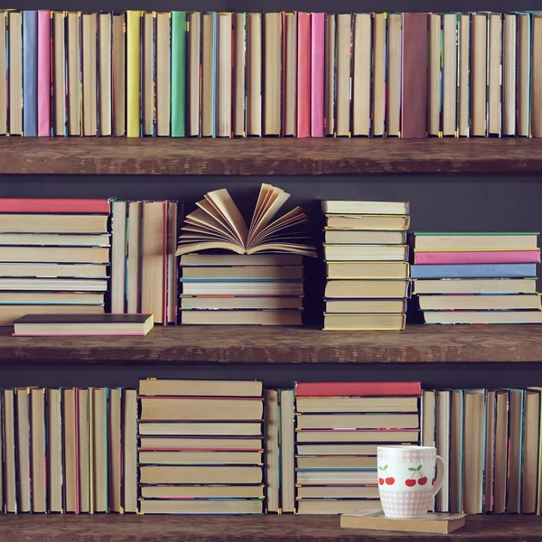Libros en los estantes. Biblioteca. Regreso a la escuela . — Foto de Stock