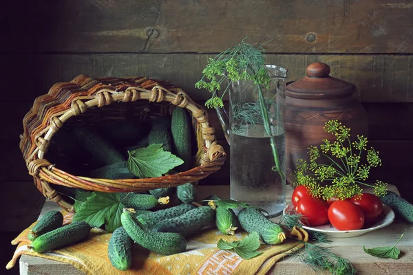 Gemüse im Korb. Tomaten und Gurken. — Stockfoto