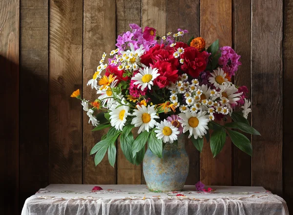 庭の花と夏の花束. — ストック写真