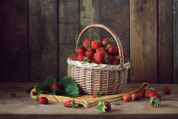 Fraise mûre dans le panier sur la table . — Photo