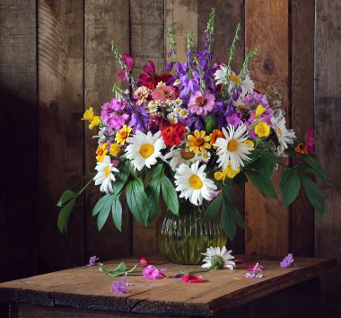 Bir yaz buket Bahçe çiçek ile natürmort.