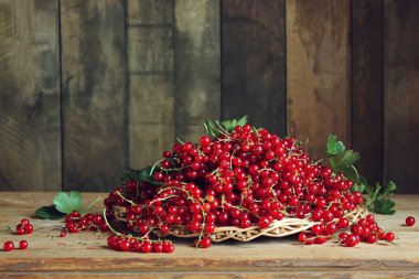 Frenk üzümü masanın üzerinde. Natürmort çilek ile.