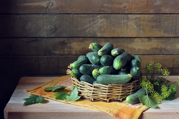 Stillleben mit Gurken im Korb im rustikalen Stil. — Stockfoto