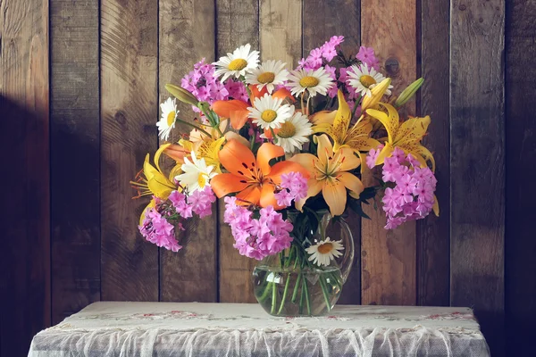 Kerti virágok egy kancsó-val csendélet. — Stock Fotó