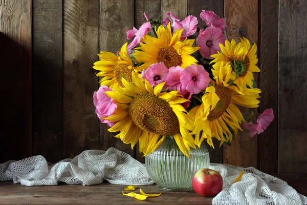 Stilleven met zonnebloemen in een rustieke stijl. — Stockfoto