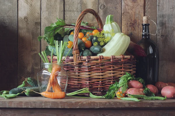 新鮮な野菜なバスケット。素朴なスタイルの静物. — ストック写真