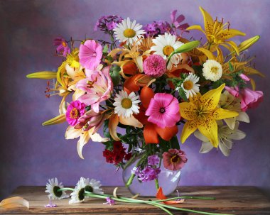 Güzel yaz buket Bahçe çiçek. Natürmort.