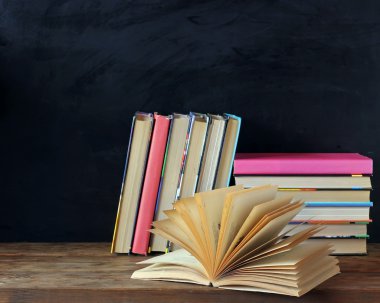 Masanın üzerinde kitap yığını. Okula dönüş.