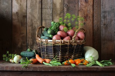 Taze sebze sepeti. Rustik tarzı natürmort.