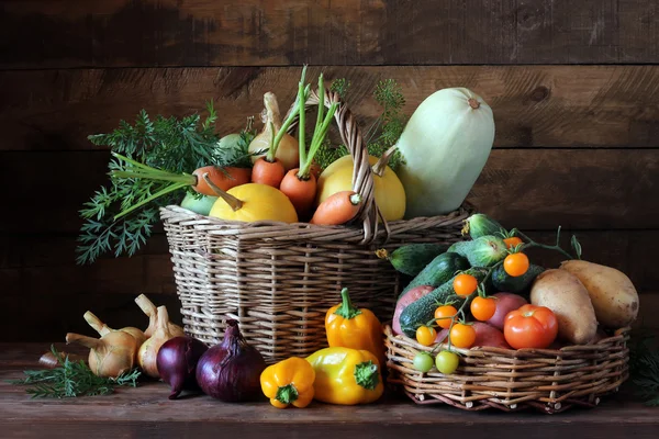 Verdure nel cestino. Natura morta in stile rustico . — Foto Stock