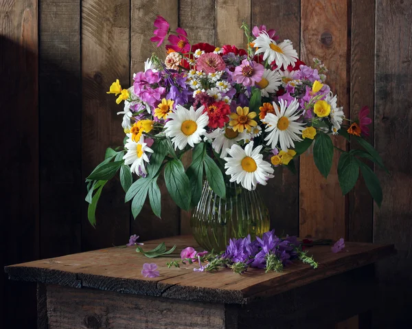 Натюрморт з літнім букетом садових квітів . — стокове фото