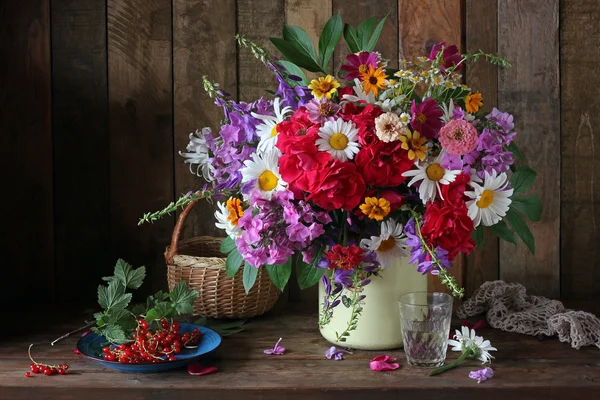 Sommer-Stillleben mit einem Strauß und Beeren. — Stockfoto