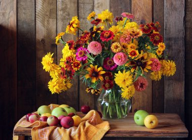 Yaz bir buket ve elma ile natürmort