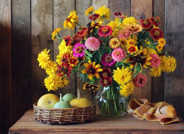 Natürmort buket ve kabaklar.