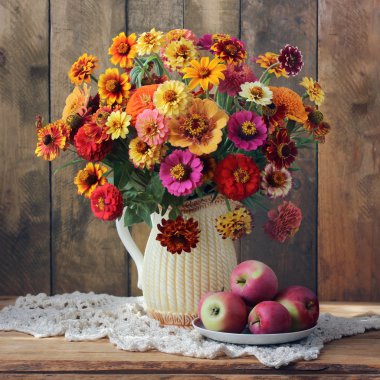 Bir buket ve elma ile natürmort.