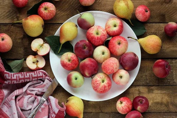 Спелые яблоки и груши на столе, вид сверху . — стоковое фото