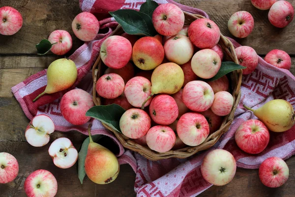 Спелые яблоки и груши на деревянной платформе, вид сверху . — стоковое фото