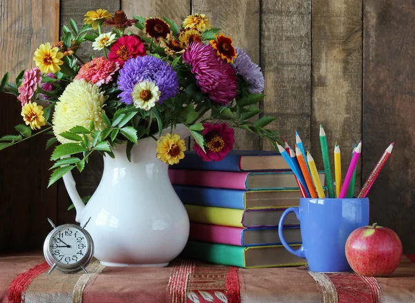 Bouquet e libro. Torniamo a scuola. Natura morta con una pila di boo — Foto Stock