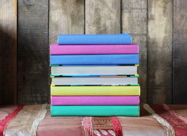 Bir tablo üzerinde kitap yığını. Okula dönüş.