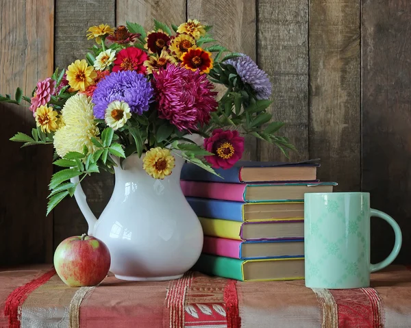 Bouquet et livre. Retour à l'école . — Photo