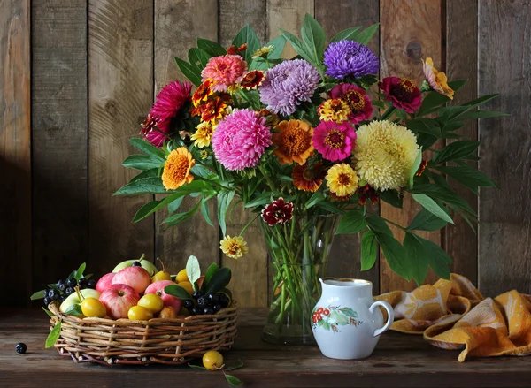 Stillleben mit Strauß und Früchten. — Stockfoto