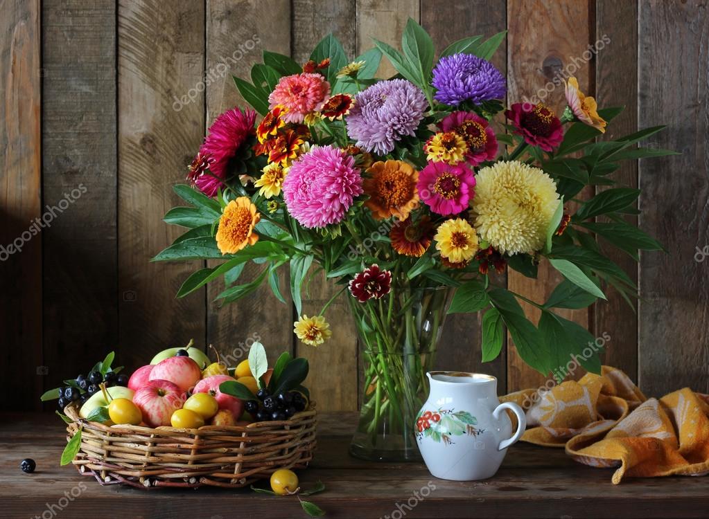 Natura morta con bouquet e frutta . — Foto Stock © BalaguR ...