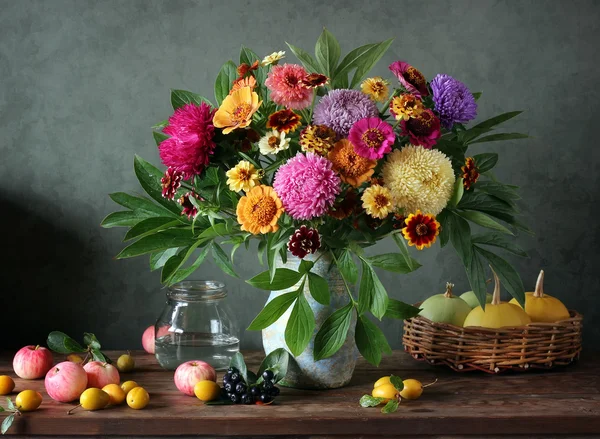 Still life with bouquet and fruits. — Stock Photo, Image