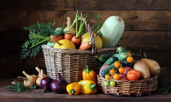 Verduras en la canasta. Bodegón . — Foto de Stock