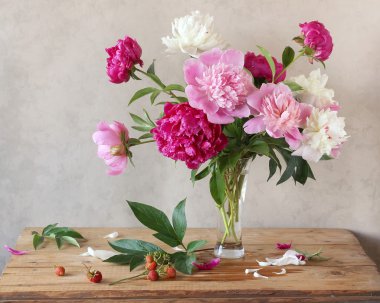 Peonies ve çilek.
