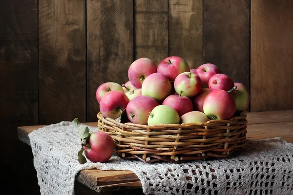かごの中のリンゴ. — ストック写真