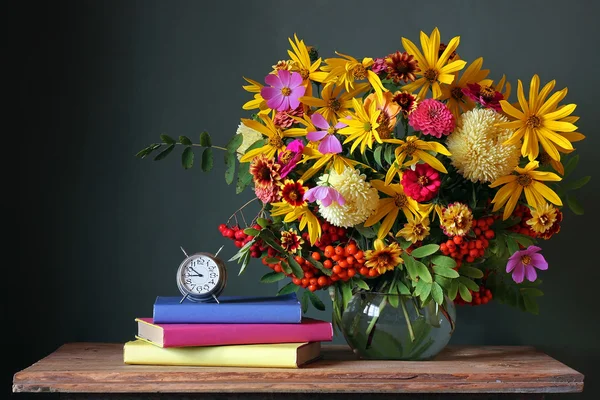 Strauß und Buch. Zurück zur Schule. — Stockfoto