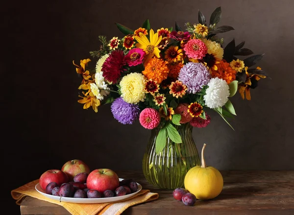 Натюрморт с осенним букетом садовых цветов и фруктов . — стоковое фото