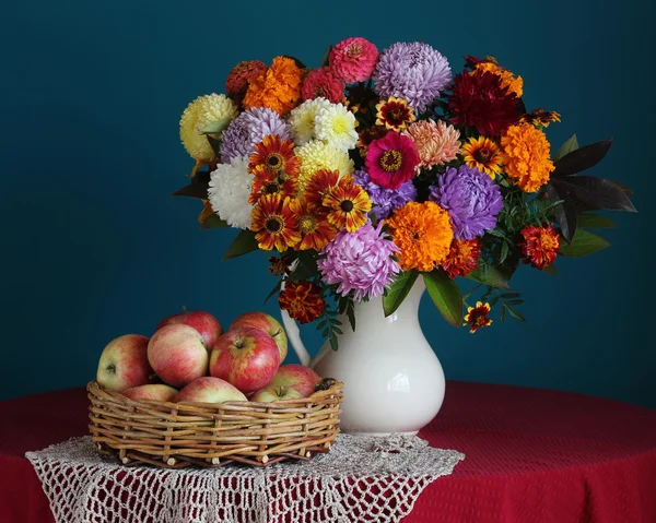 Buquê de outono de flores do jardim e maçãs . — Fotografia de Stock