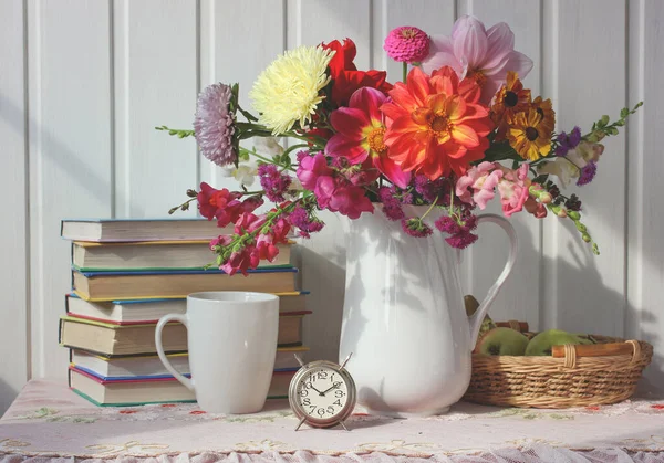 Buquê Outono Livros Didáticos Escola Ainda Vida Composição Com Flores — Fotografia de Stock