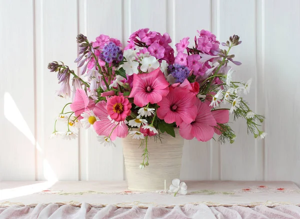 Naturaleza Muerta Brillante Con Phlox Lavater Flores Blancas Rosadas Composición —  Fotos de Stock