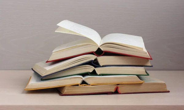 Uma Pilha Livros Abertos Sobre Mesa Volumes Papel Literatura Clássica — Fotografia de Stock