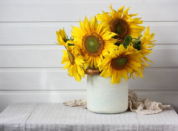 白い背景のテーブルの上に黄色のひまわりの花束 素朴なインテリアの庭の花で構成され — ストック写真