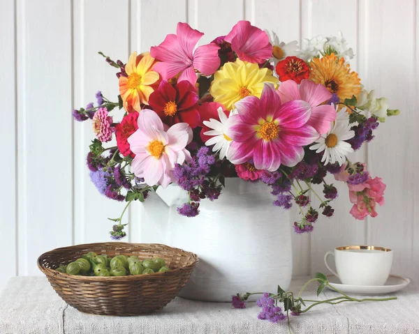 Naturaleza Muerta Con Ramo Flores Grosellas Mesa Composición Luz Verano — Foto de Stock