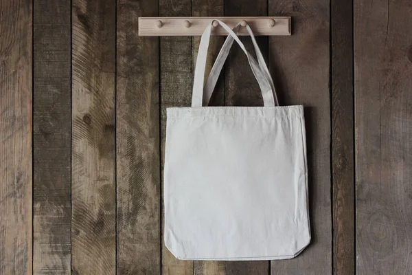 Witte Lege Linnen Tas Hangt Aan Een Hanger Aan Houten — Stockfoto