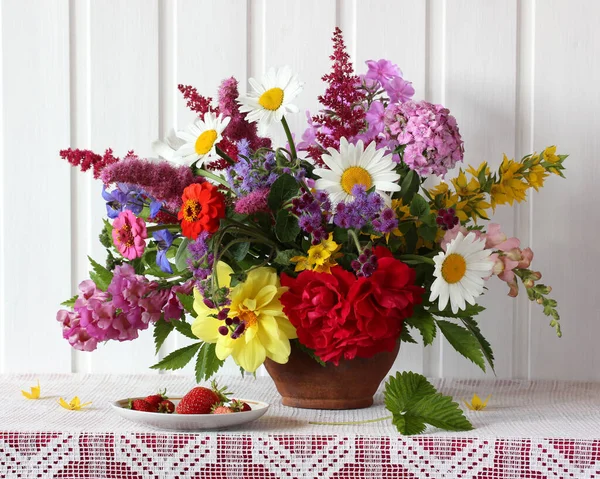 Strauß Verschiedener Gartenblumen Einem Tonkrug Und Erdbeeren Einem Rustikalen Interieur — Stockfoto