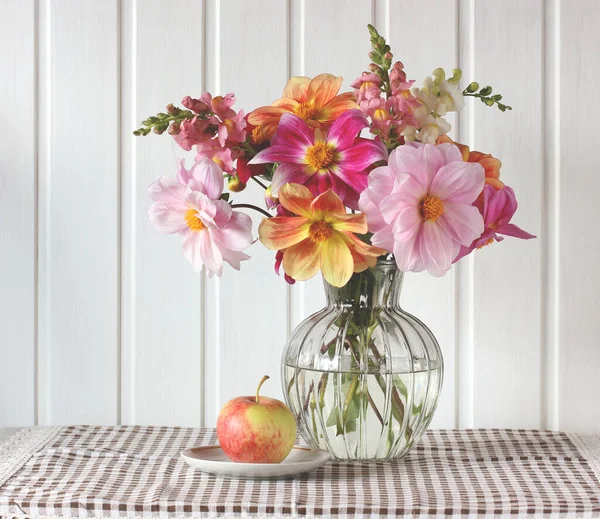 Buquê Outono Dálias Maçã Flores Vaso Vidro Frutas Mesa Composição — Fotografia de Stock