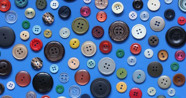 Helderblauwe Achtergrond Met Gekleurde Plastic Knoppen Bovenaanzicht Samenstelling Van Vlakke — Stockfoto