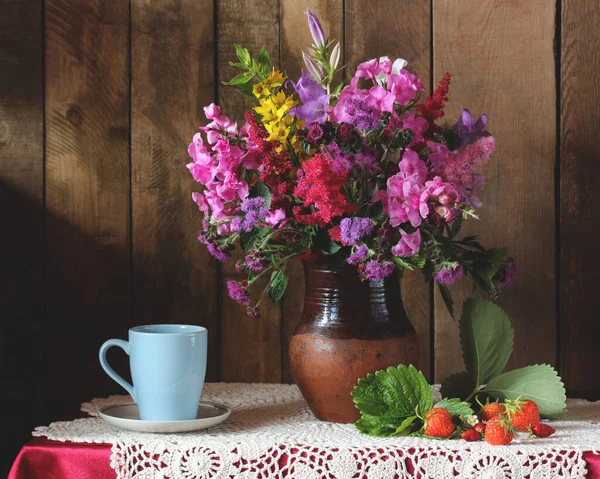 Sommerstrauß Aus Gartenblumen Und Erdbeeren Rustikale Komposition — Stockfoto