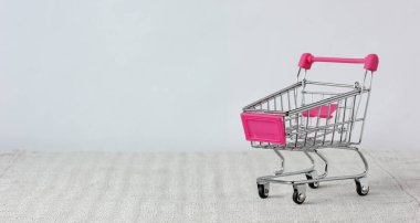 Masadaki küçük metal market arabası. Boşluğu kopyala.